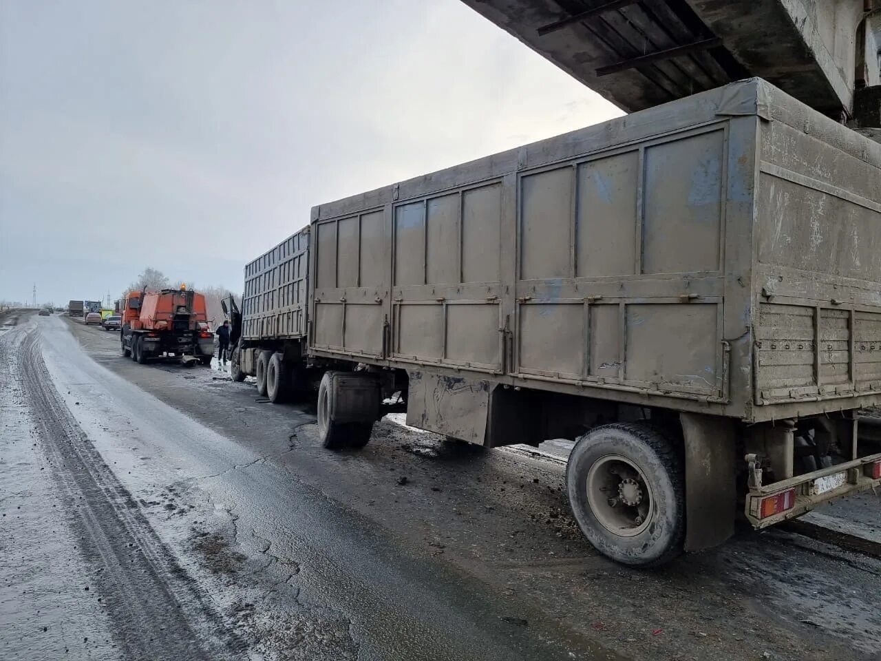 Камазы самарская область. ДТП Самарская область КАМАЗ. Фура на дороге. Аварии в Самарской области фуры. Авария в Самарской области с КАМАЗОМ.