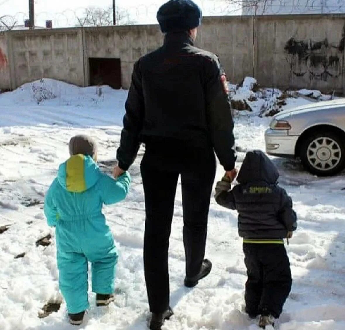 Дети которых забрали у родителей. Дети которых забрали у родителей. Опека забирает детей. Неблогополучнвве семь. Ребенка забирают из семьи.
