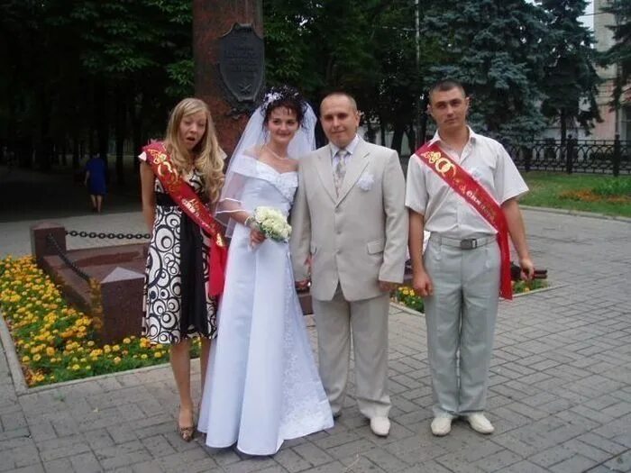 Можно паре быть свидетелями. Свидетель на свадьбе. свадьба жених и невеста и свидетельница. свидетель и свидетельница на свадьбе. молодожены со свидетелями.