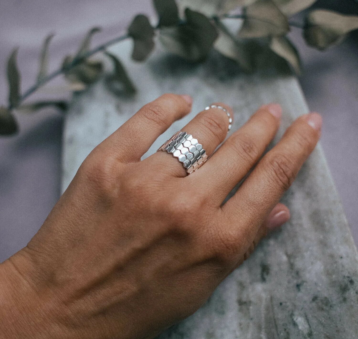 Кольцо соты обручальная коллекция. Кольцо пандора соты. Золотое кольцо соты. Кольцо брендовое. Кольцо соты золото.