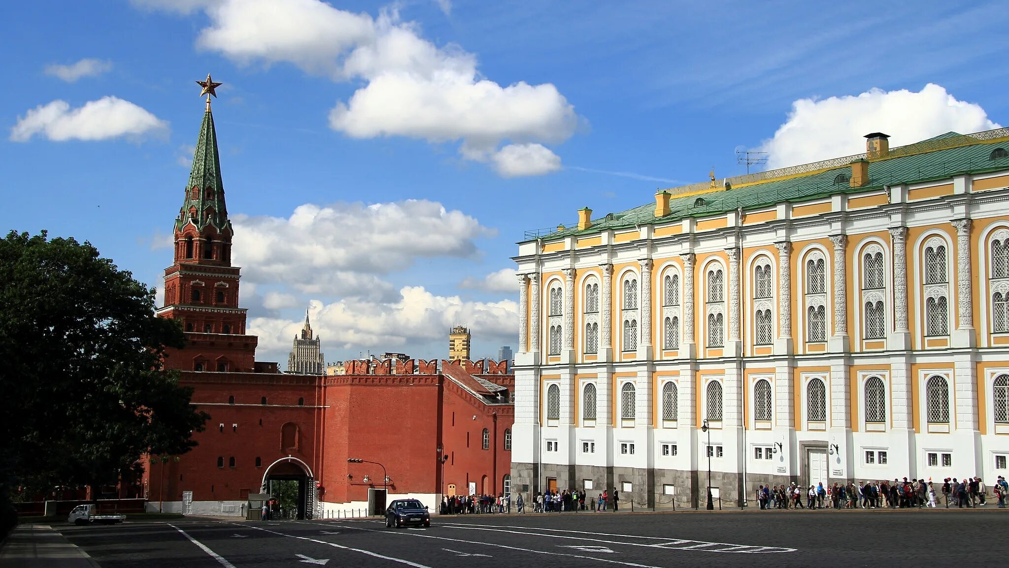 Оружейная палата Московского Кремля. Оружейная палата Кремля здание. Оружейная палата Московского Кремля снаружи. Музей Оружейная палата в Москве.