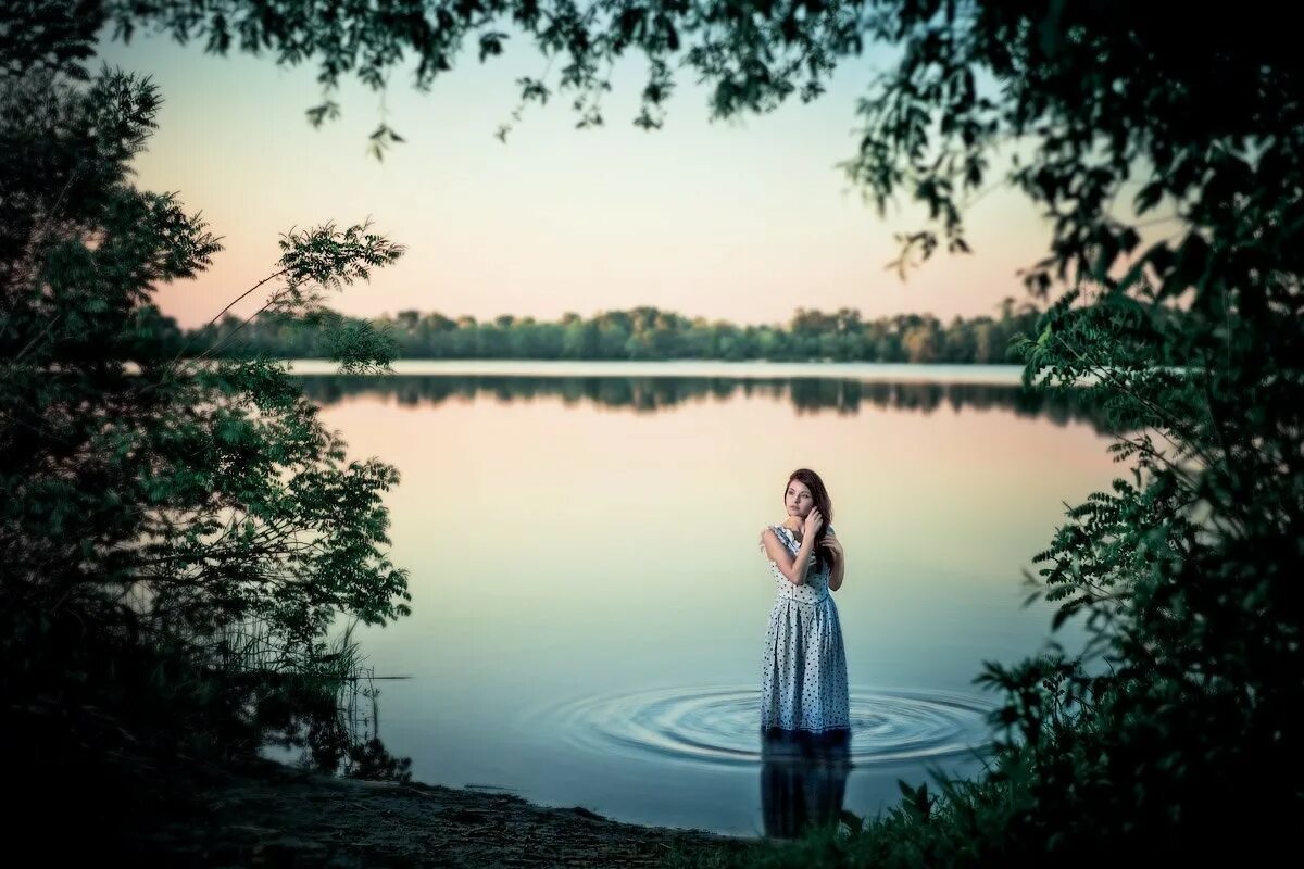 Девушка у реки. Фотосессия в воде в рубашке. Девушка у озера. Девушка у реки. Девушка у реки.