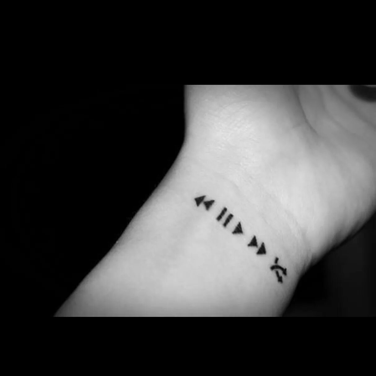 Тату пауза. Тату на запястье. Tattoo play. Тату кнопки плеера. Тату проигрыватель на запястье.