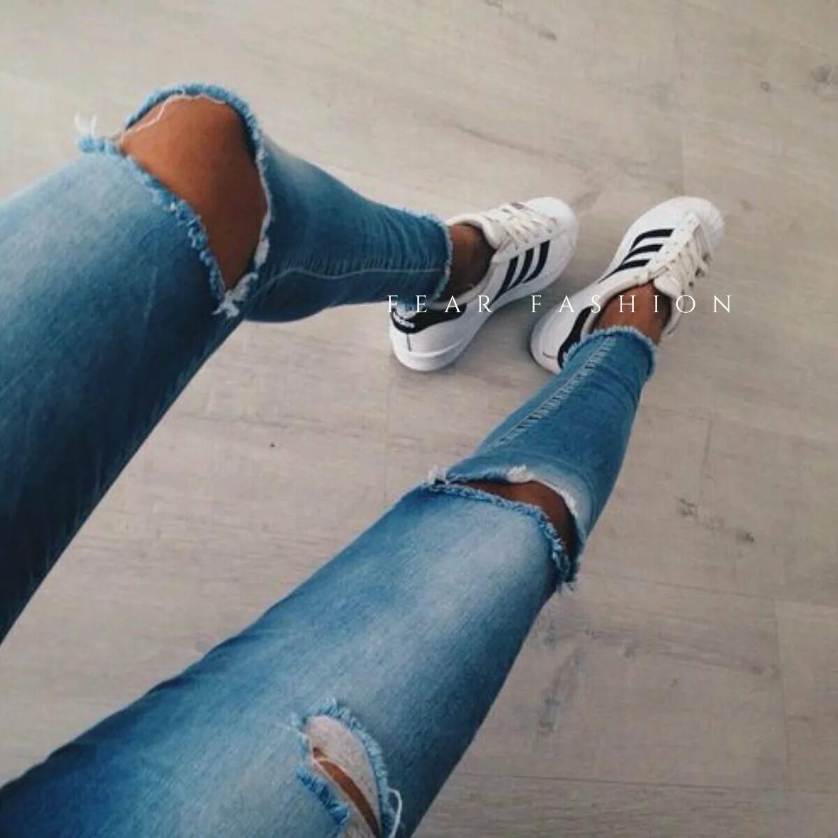 Ноги девушки в джинсах. Ноги в джинсах. Ноги в рваных джинсах. Женские ноги в джинсах. Рваные джинсы кеды.