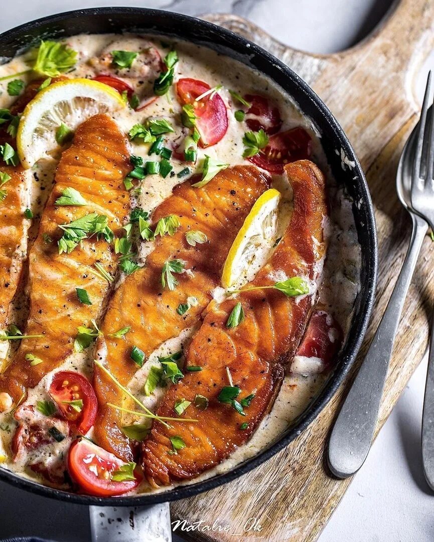 форель под сливочным соусом. семга под сливочным соусом в духовке. блюдо из форели со сметаной. форель в сливках рецепт. форель в сливках рецепт.