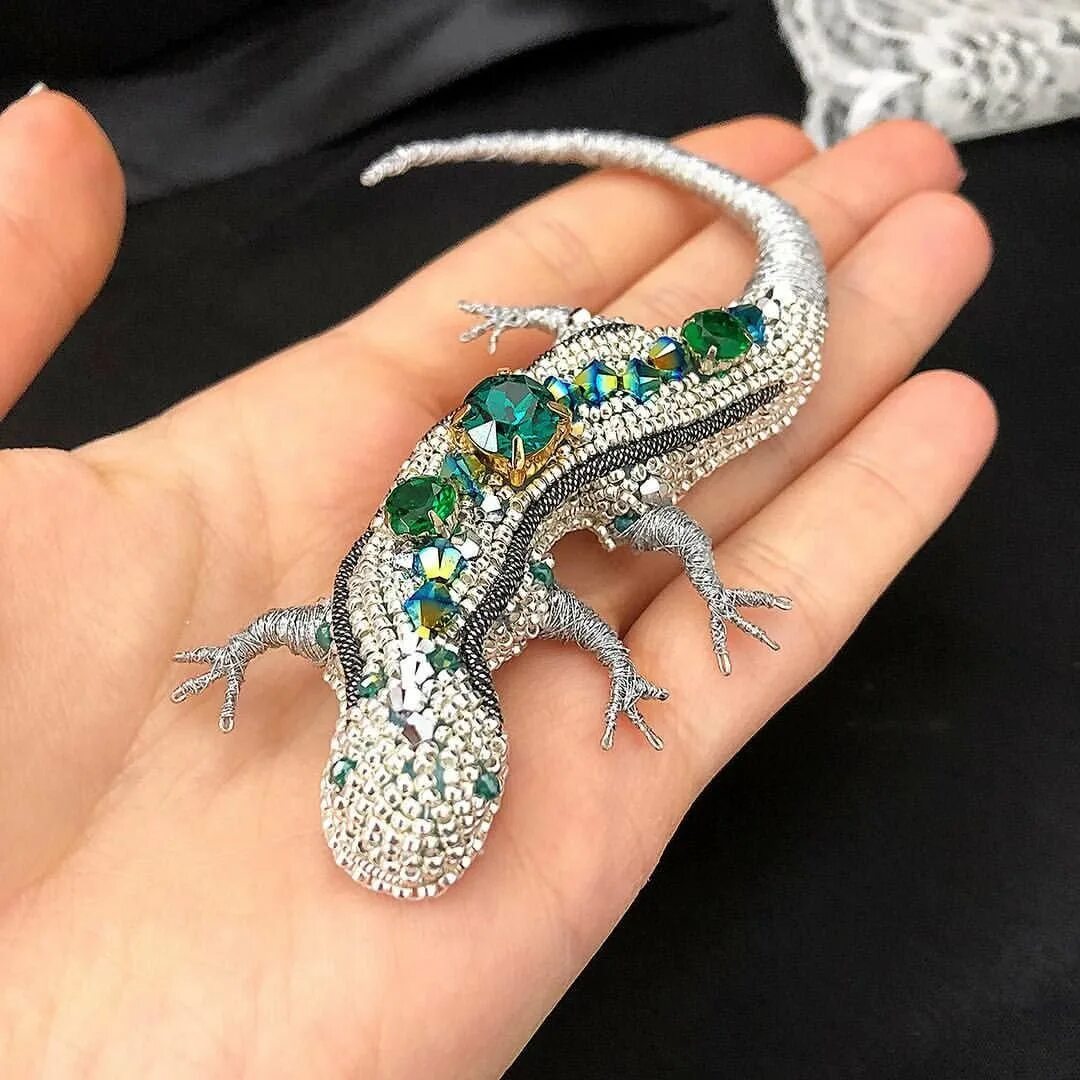 Бажов хозяйка медной горы ящерица. Лилия заббарова броши бисер ящерица. Ящерка из бисера. Бисерная ящерица. Ящерка из бисера.