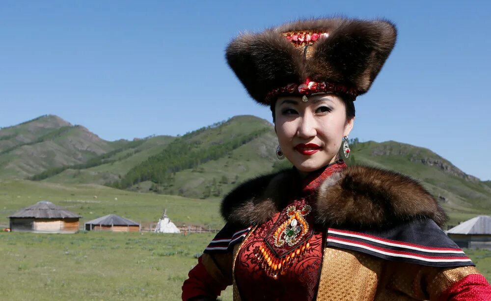 Хакасы какие. Хакасия хакасы. хакасские национальные головные уборы. национальный костюм хакасов. хакасы майнагашевы.
