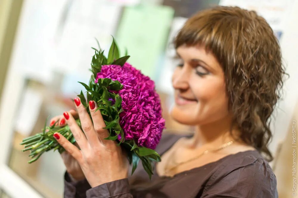 Женщине дарят цветы. Букет цветов на 45 лет женщине. Какие цветы подарить. Какие цветы подарить женщине. 45 дарят цветы