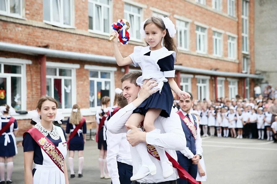 Первый последний звонок 9 класс. Последний звонок. Фотосессия последний звонок. Последний звонок школьники. Последний звонок выпускники.