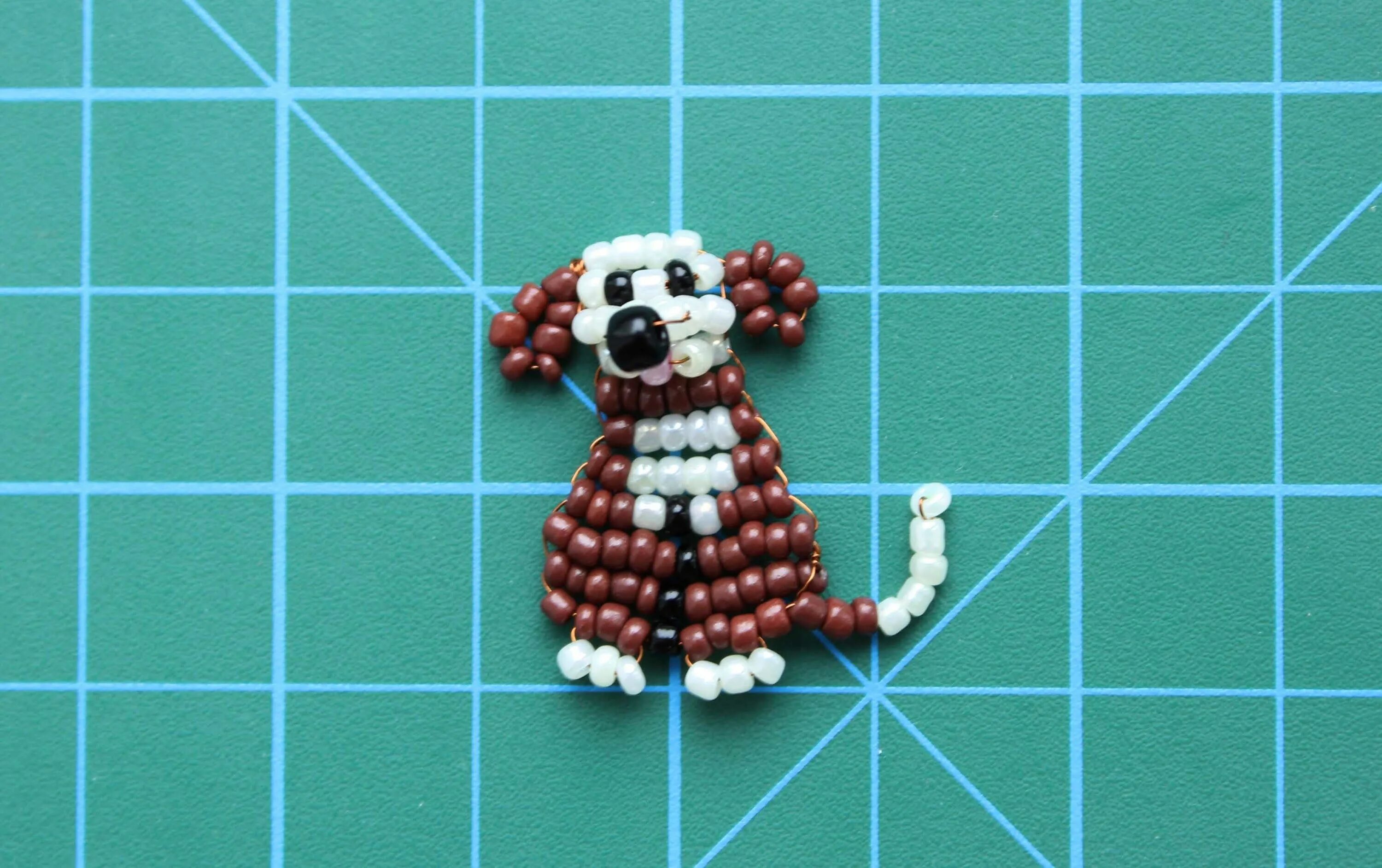 Как сделать собачку из бисера. Собака из бисера объемная. Собака из бисера. Собака из бисера объемная. Фигурки из бисера собачка.