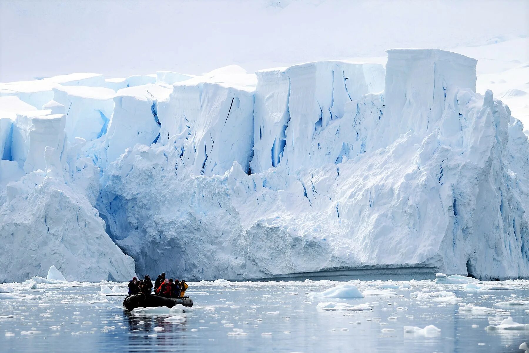 Антарктида (материк) айсберги. Гора Джонсон Антарктида. Бухта Дискавери в Антарктиде. Райский залив Антарктида. Столяров антарктида