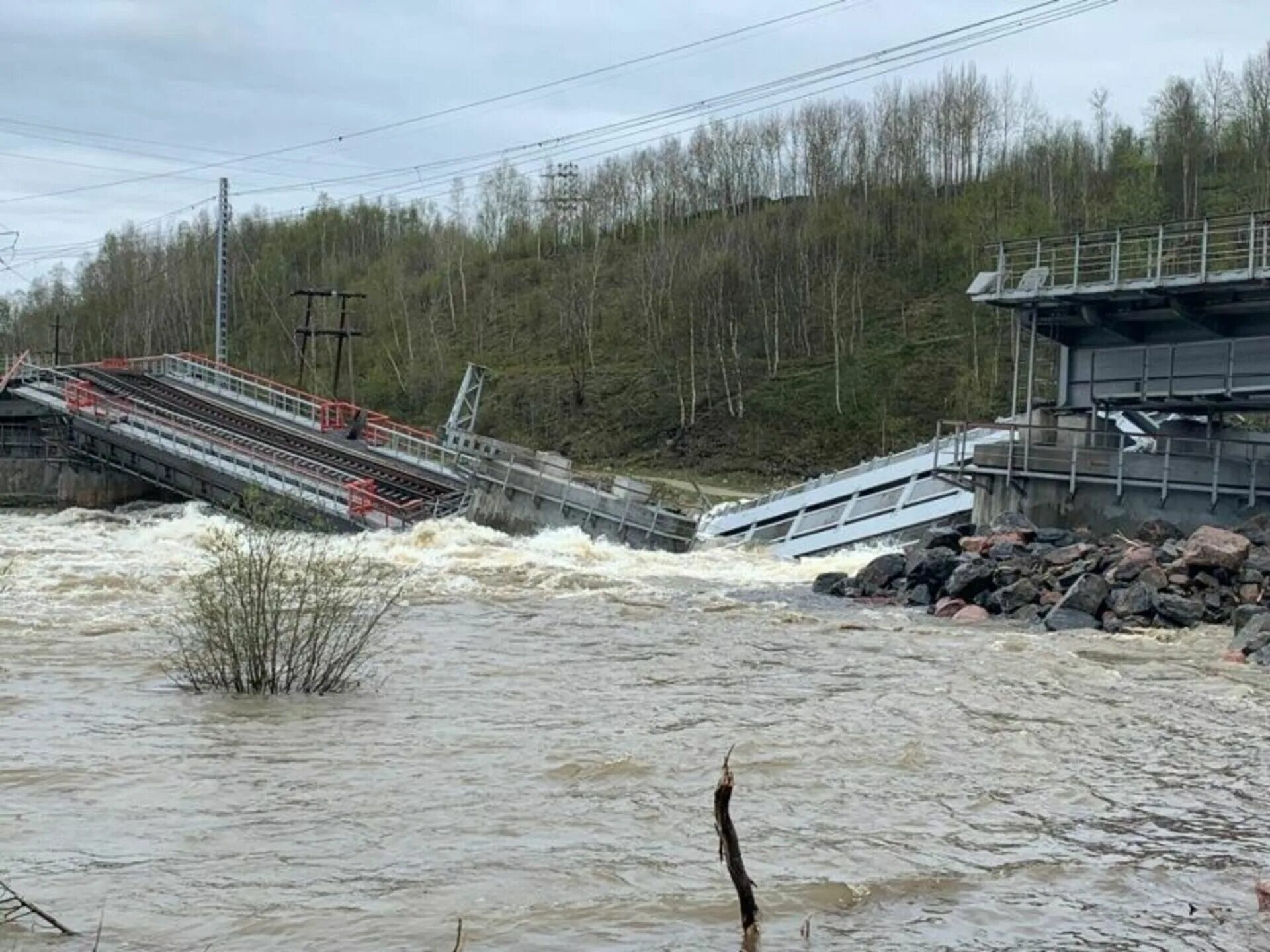 Разбили железную дорогу. ЖД мост кола Мурманск. Река кола Железнодорожный мост. Кольский Железнодорожный мост Мурманск. В Мурманске рухнул Железнодорожный мост.