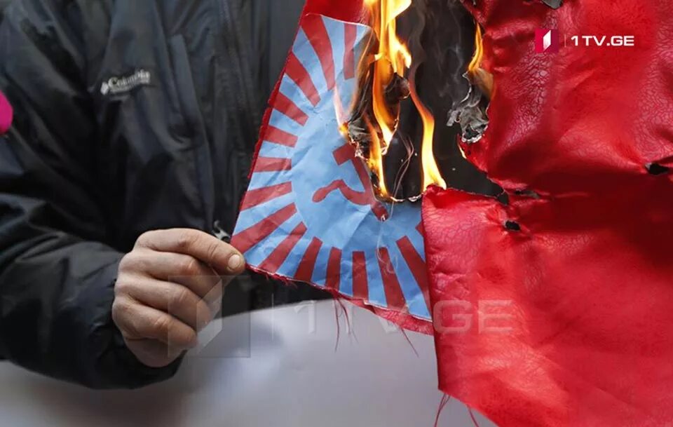 Горящий грузия. Сожжение советского флага.