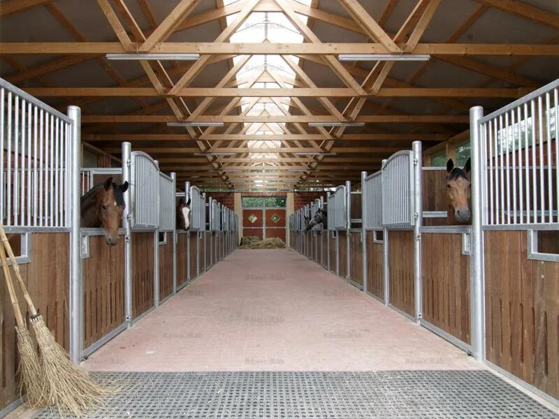 Крыша конюшни. Конюшни Westphalian stables архитектура. Конюшня на 10 лошадей проект. Конюшня на 4 лошади. Быстровозводимые конюшни.