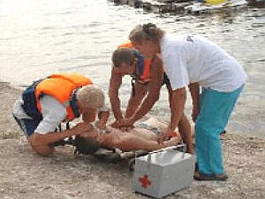 Фотографии утонувших детей. Спасатели искусственное дыхание. Искусственное дыхание на пляже. Список утонувших