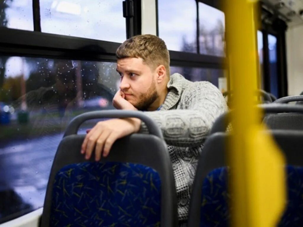 Грубый водитель автобуса. Мужчина истек кровью в автобусе. Мужчина в автобусе москва. Истек кровью в автобусе москва. Ударил ножом в автобусе в тинао.