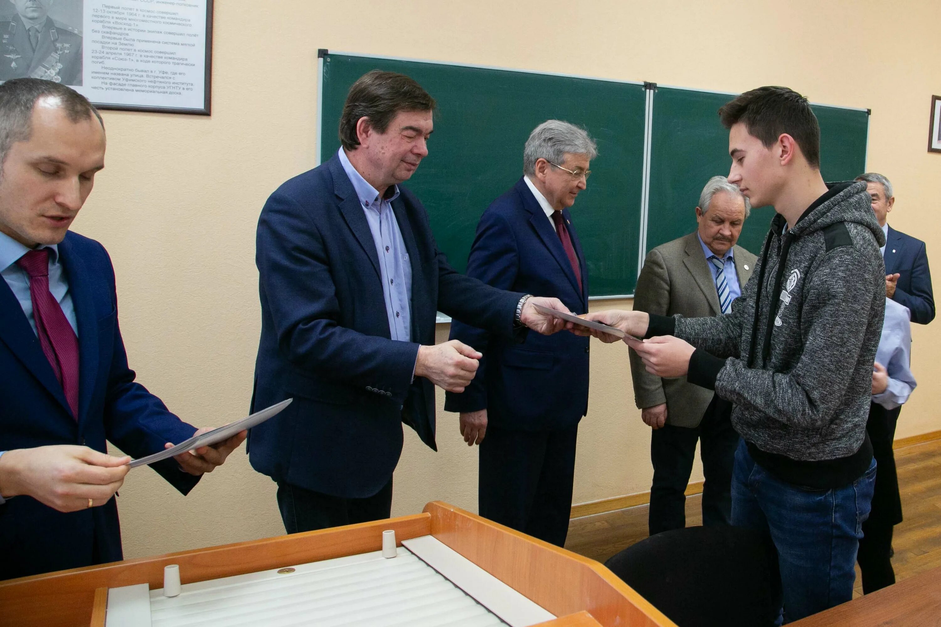 Ишмияров угнту. Султанов рифкат мухатьярович угнту. Ишимбаев николай угнту. Декан угнту. Угнту октябрьский филиал.