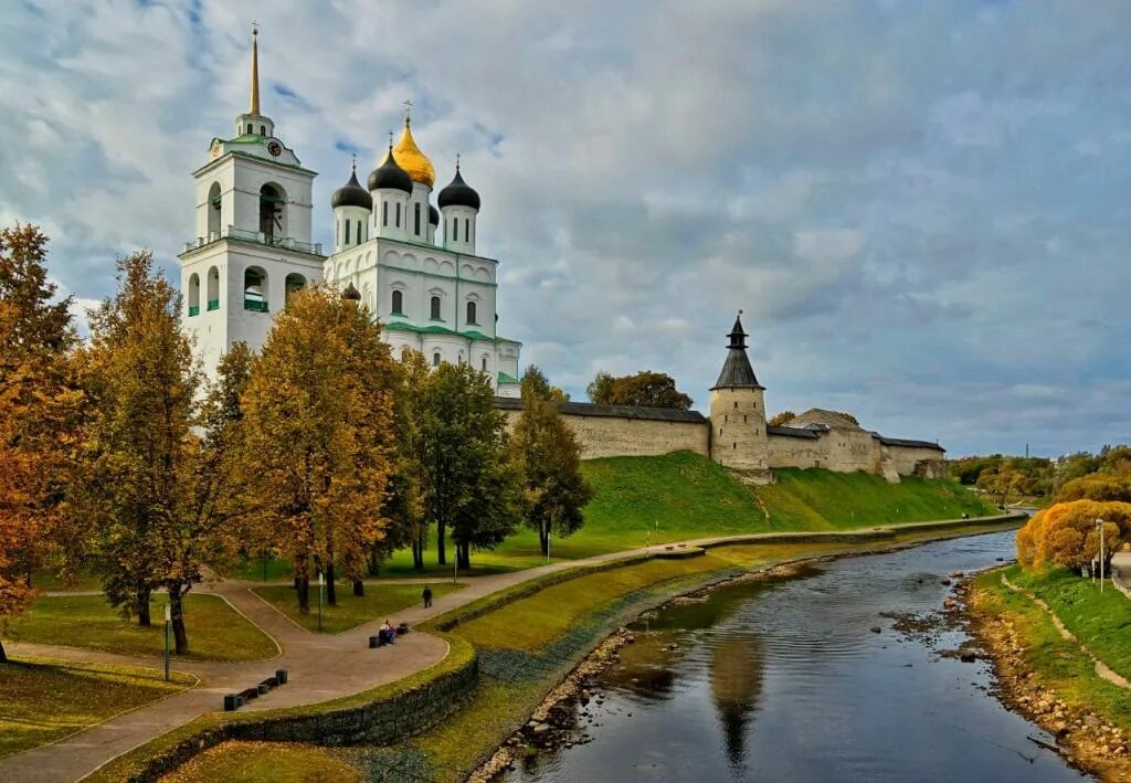 Городской сайт пскова. Псковский Кремль Псков. Город Псков Кремль. Псков осенью Кремль. Псковский Кремль кром.