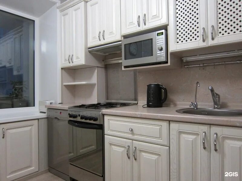 кухня со встроенной плитой. встроенная микроволновка на кухне. встраиваемая микроволновка в гарнитуре. микроволновка встроенная в навесной шкаф. встроенная микроволновка на кухне.