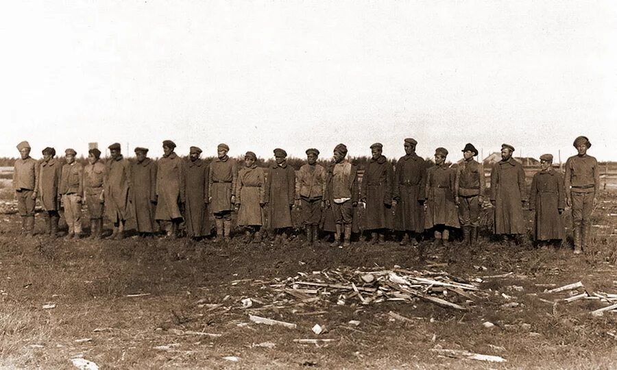 Лагерь военнопленных 465 можайск. Пленные австрияки 1915 москва. Гражданские пленные. Гражданские пленные. Расстрел советских военнопленных вов.
