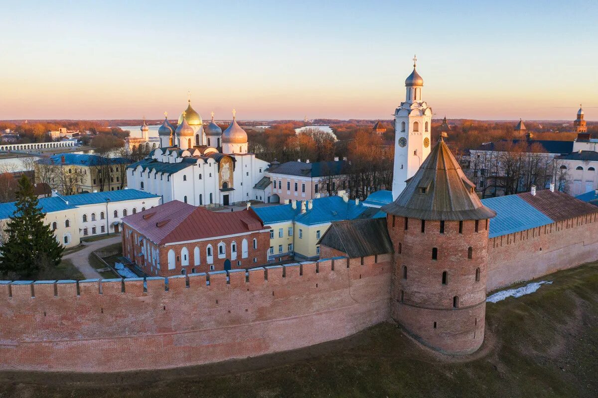 Стиком новгород. Новгородский Кремль Великий Новгород. Новгородский Детинец Великий Новгород. Крепость Детинец Великий Новгород. Великий Новгород Кремль экскурсии.