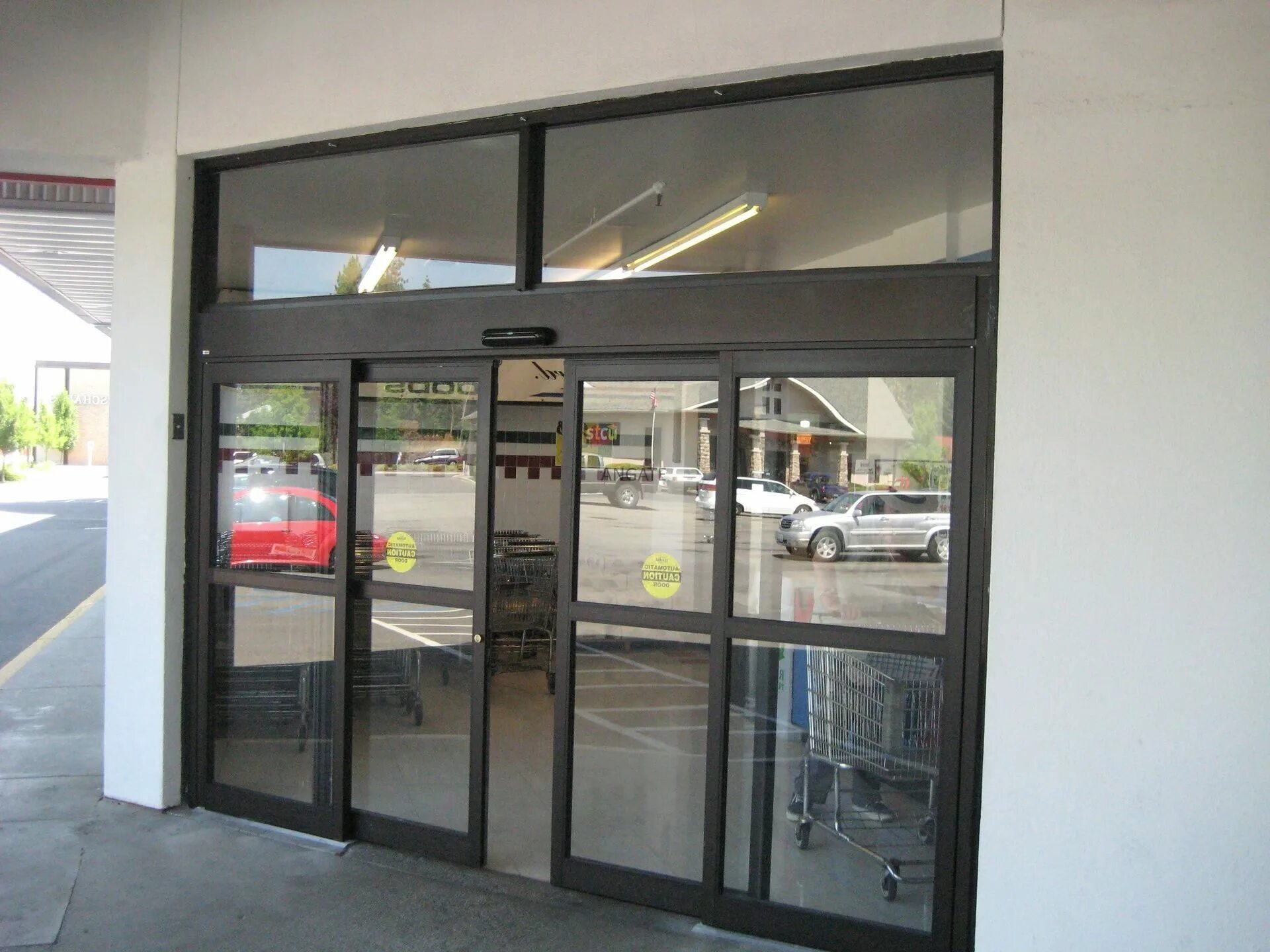 Автоматически открывающиеся двери. Tormax автоматические двери. автоматические раздвижные двери doorhan. слайдинг 60 алюминиевый профиль. раздвижная дверь кп45.