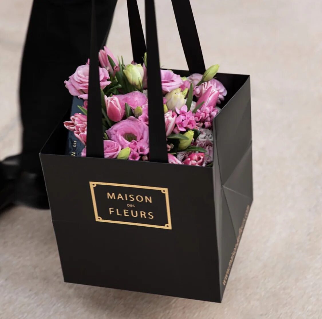 Флера флер цветочный. Maison de fleur шопер. Мейсон де Флер цветы в коробке. Maison de fleur сумка. Maison de fleurs цветы в коробке.