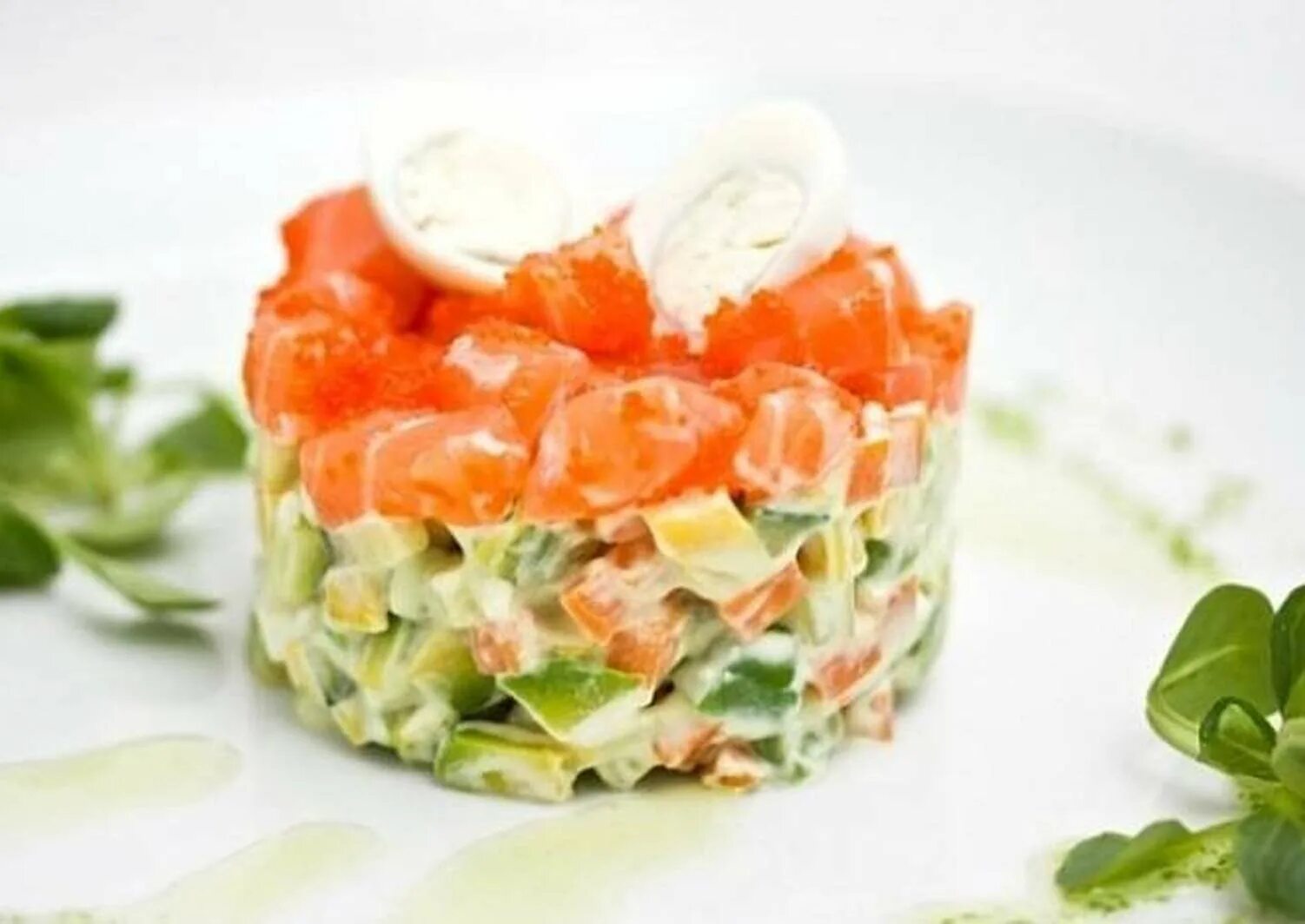 Оливье с семгой и икрой. Оливье с красной рыбой. Салат красное оливье. Оливье 1860. Оливье с семгой и авокадо.