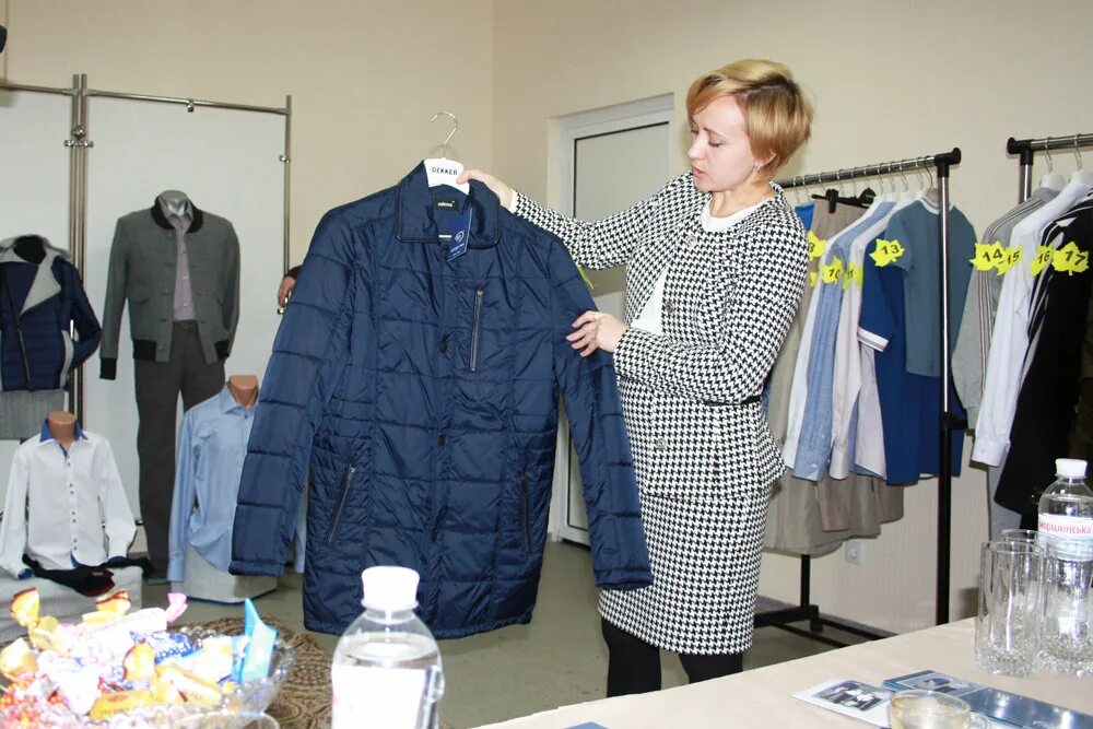 синар (швейная фабрика). г советск швейная фабрика. швейная фабрика советск калининградская область. оптовые магазины верхней одежды. пальто на вешалке.