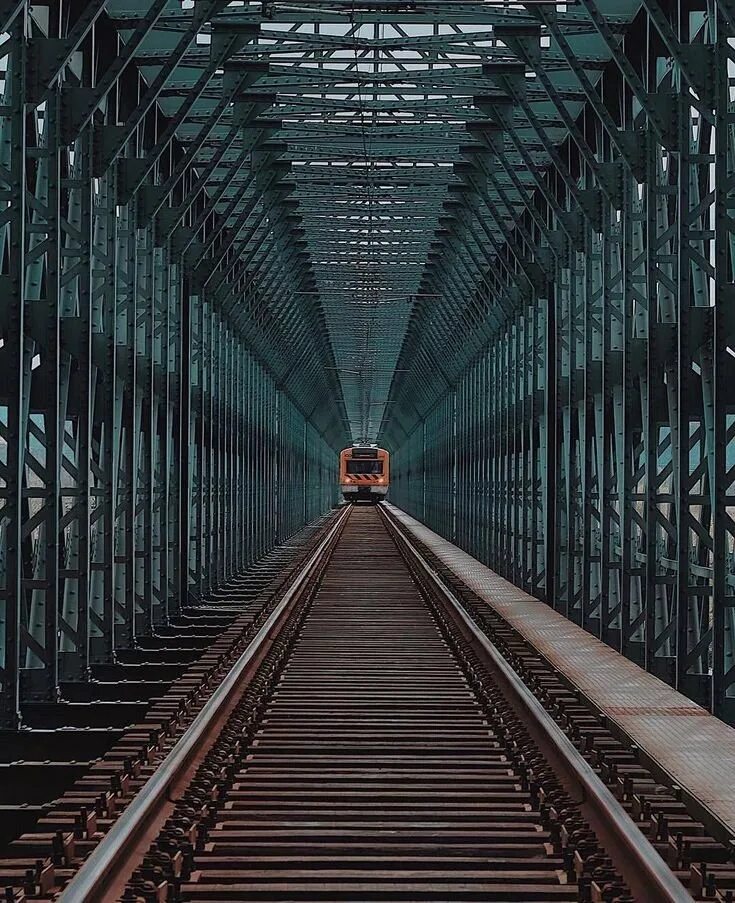 Линейная перспектива фото. Линейная композиция. Перспектива в архитектуре. Анфилада колоннада. Линейная тональная перспектива.
