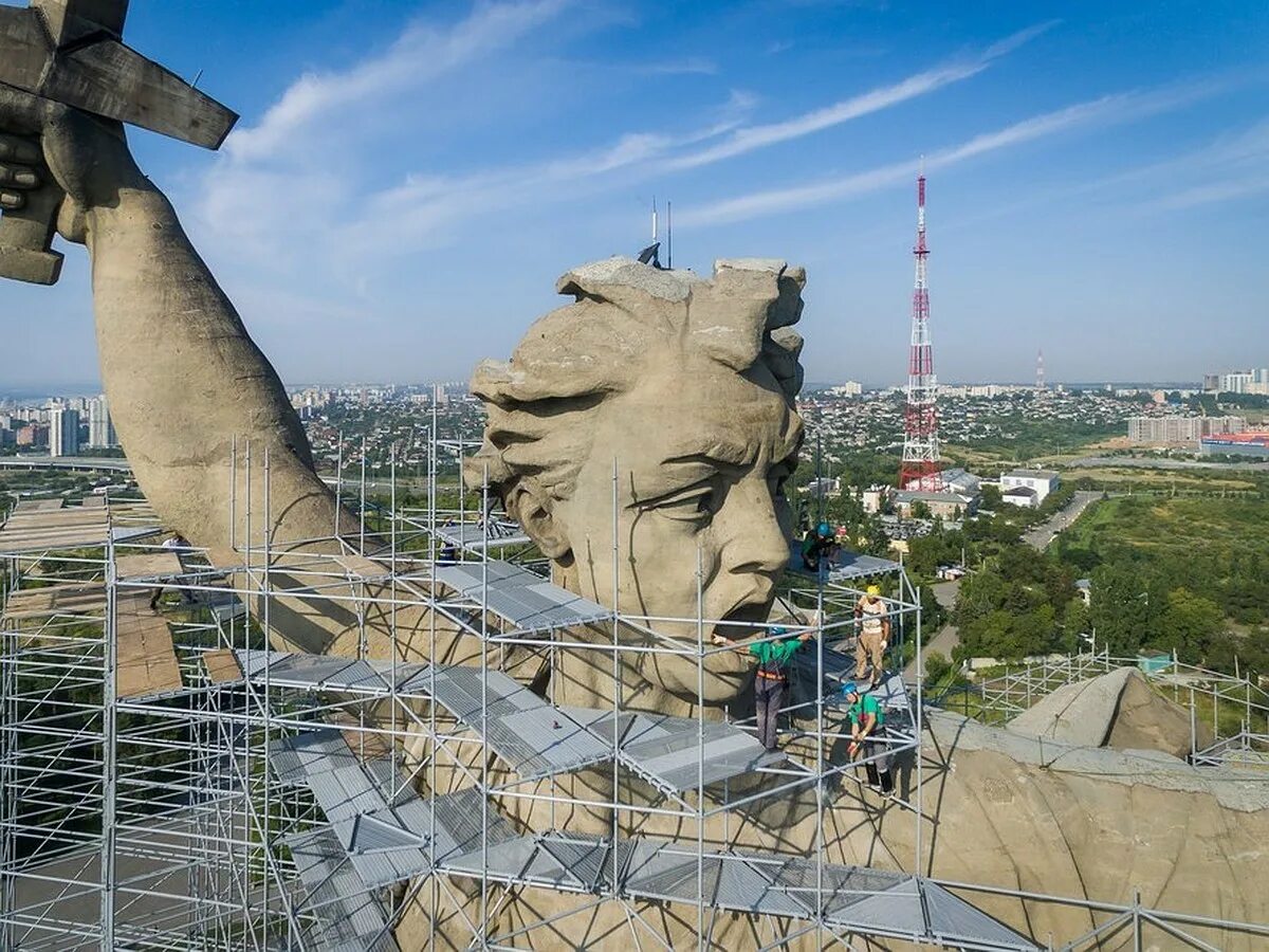Строится памятник