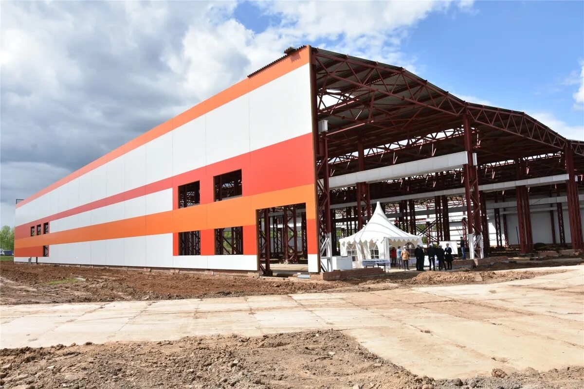 Строительный объект. Стройка дома. Завод по производству каркасно-панельных домов. Завод каркасного домостроения. Деревянный каркас модульного здания.