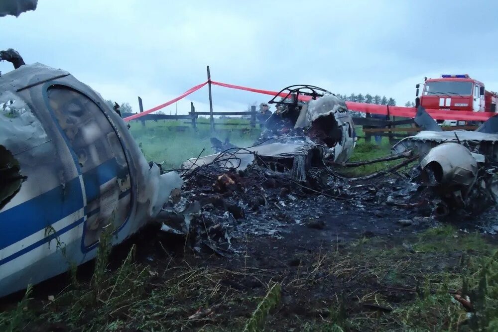 крушение самолета в игарке. 12 августа 2010 года. 12 августа 2010 года. захлестывание огня по кромке пожара ветками. жара и пожары в россии 2010.