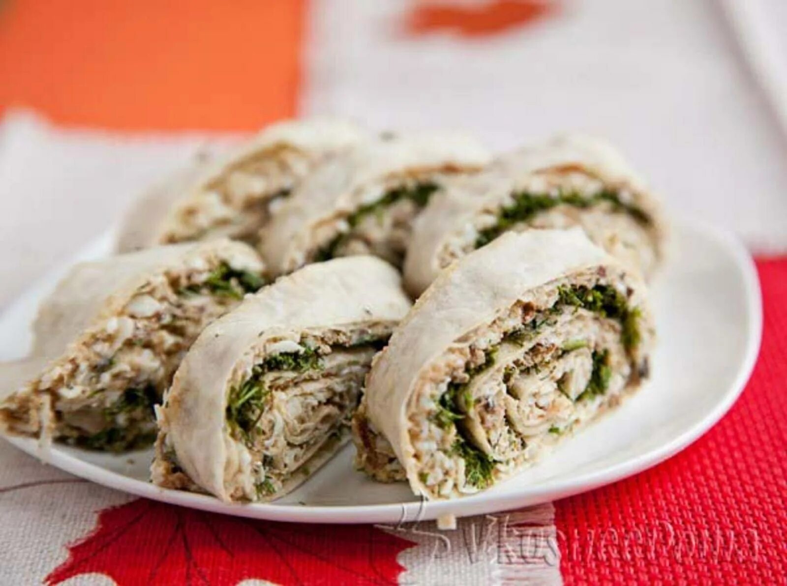 Рулетики из шпрот. Лаваш со шпротами и яйцом и сыром. Рулет из лаваша со шпротами и яйцом. Лаваш со шпротами и яйцом и сыром. Рулетики из лаваша со шпротами.