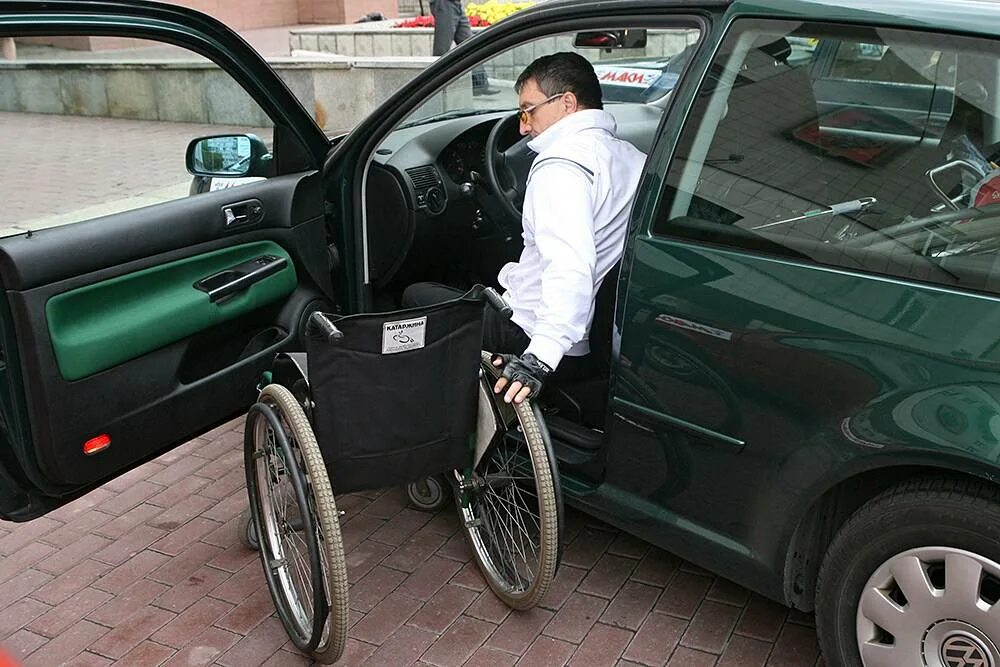 Как узнать автомобиль инвалида. Автомобиль для инвалидов. автомобиль для инвалидов колясочников. машина для инвалидов колясочников с ручным управлением. авто для людей с ограниченными возможностями.