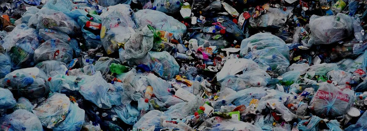 Chinese producer of plastic color displays paint industry. Plastic waste. Загрязнение пластиком. Загрязнение пластиком окружающей среды. Полиэтиленовые пакетики на свалке.