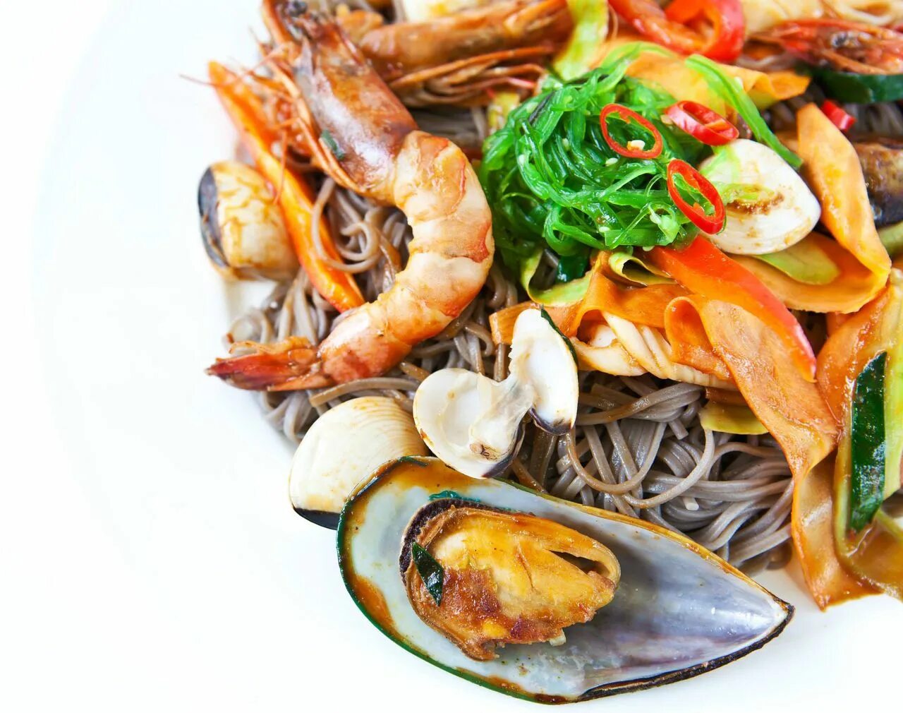 Элитные морепродукты. Морепродукты на белом фоне. Фаст фуд из морепродуктов. Морепродукты вид сверху