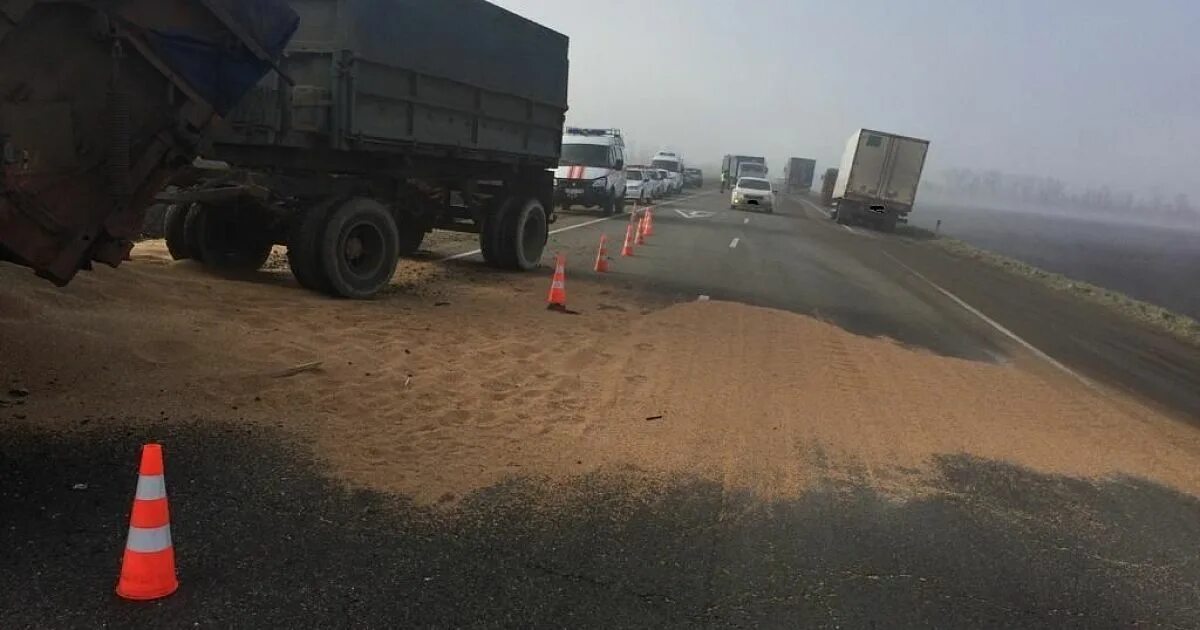 Автобус камаз. Подарок водителю камаза. Дтп с зерновозом в краснодарском крае. Мерседес дтп под камаз. Взорвался камаз в краснодарском крае.