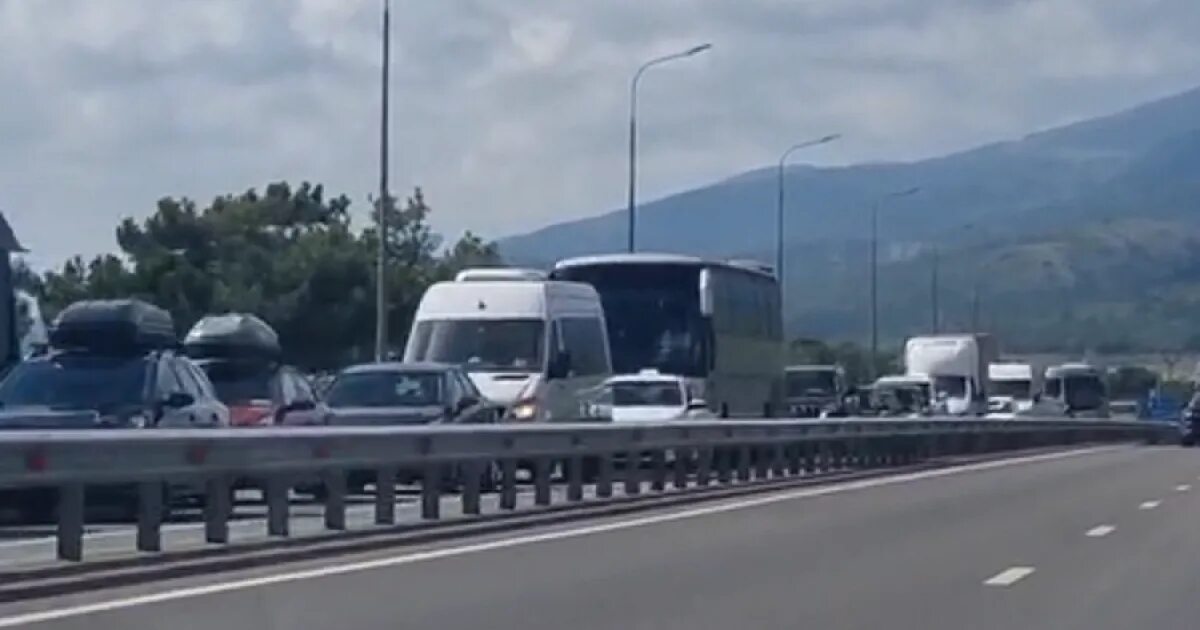 Джубга м4. Пробки в горячем ключе трасса м4-дон. Дорога дон м4 джубга краснодар. Горячий ключ трасса м4. Пробка на дороге.