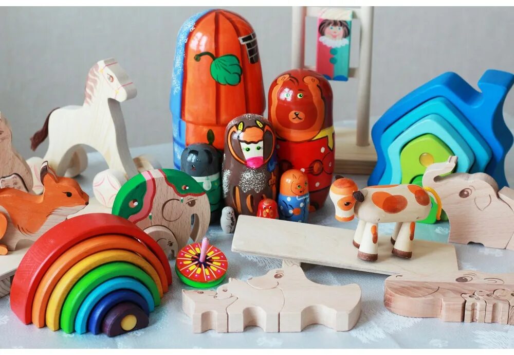Деревянная игрушка где. Магазин деревянных игрушек. Деревянные игрушки в детской. Деревянные игрушки на базаре. Название деревянных и пластмассовых игр для детей.