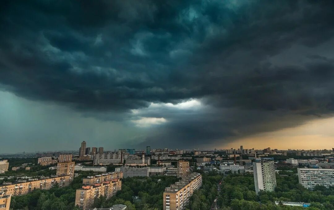 Тучи в городе. Шторм в Москве. Тучи над Москвой. Шторм в Москве фото.