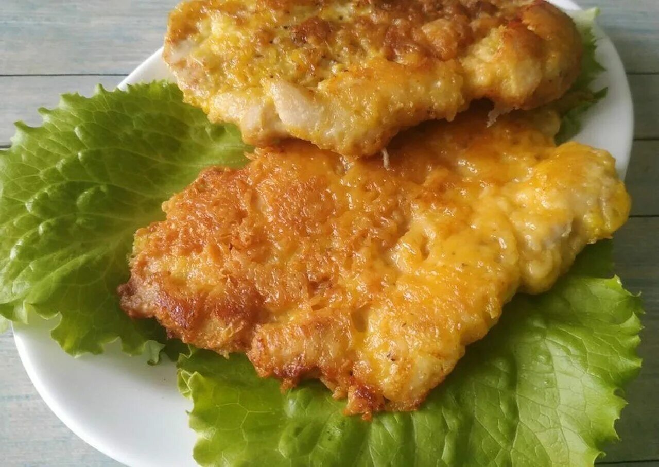 Отбивные из филе курицы на сковороде. Отбивная в кляре. отбивные из куриного филе в кляре. отбивные из грудки курицы. отбивная из курицы в кляре.