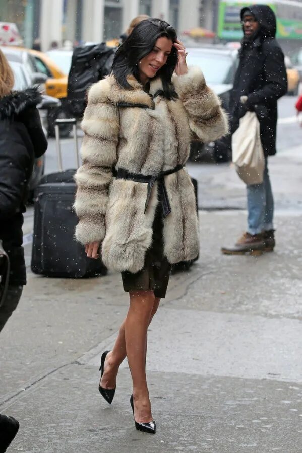 Девушка в шубе. Женщина в шубе. Знаменитости в шубах. Звезды в шубах. Две женщины в шубах.