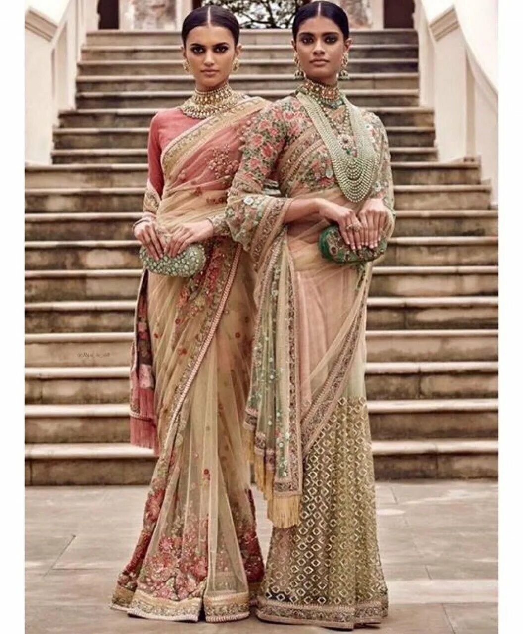 Сари ман. Sabyasachi mukherjee сари. сари женская одежда в индии. индийская одежда бренда sabyasachi. современные свадебные сари индии.