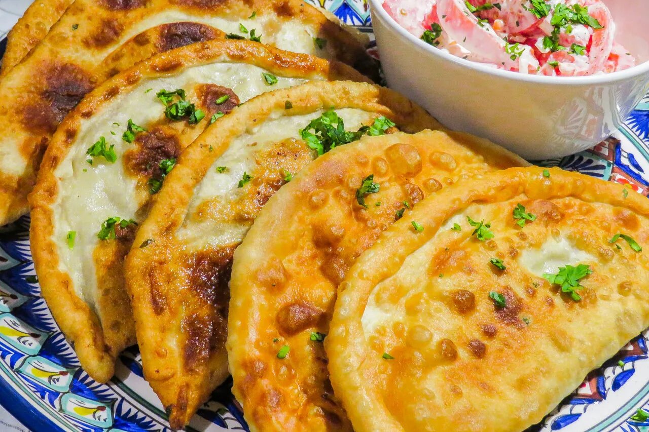 Чебуреки рецепт кухня наизнанку. Чебуреки. чебуреки с сыром и зеленью. чебуреки с творогом и зеленью. узбекские чебуреки.