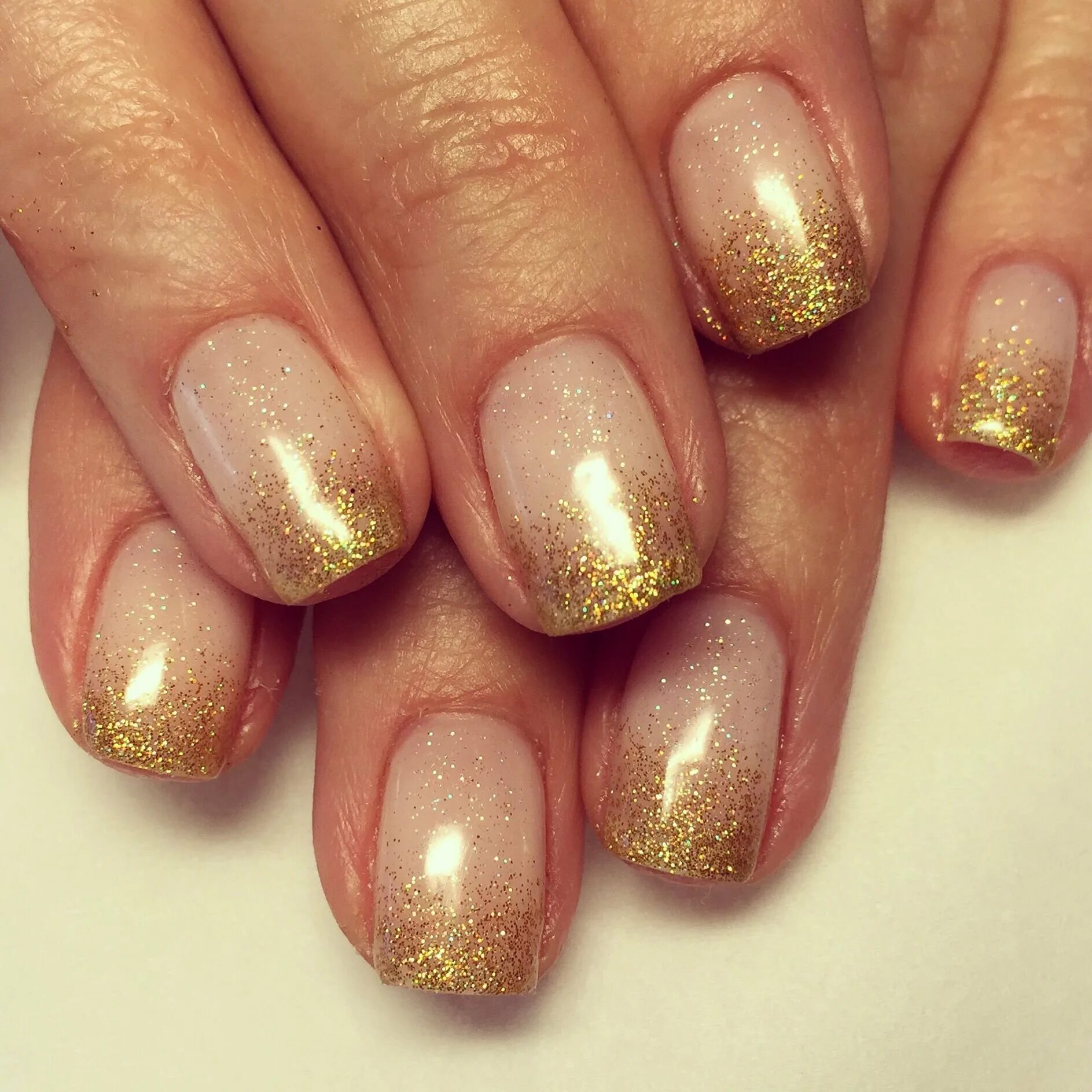 Золотые ногти. Желто золотистый маникюр. Золотой френч на ногтях. Ногти шеллак золотой. Золотистый маникюр.