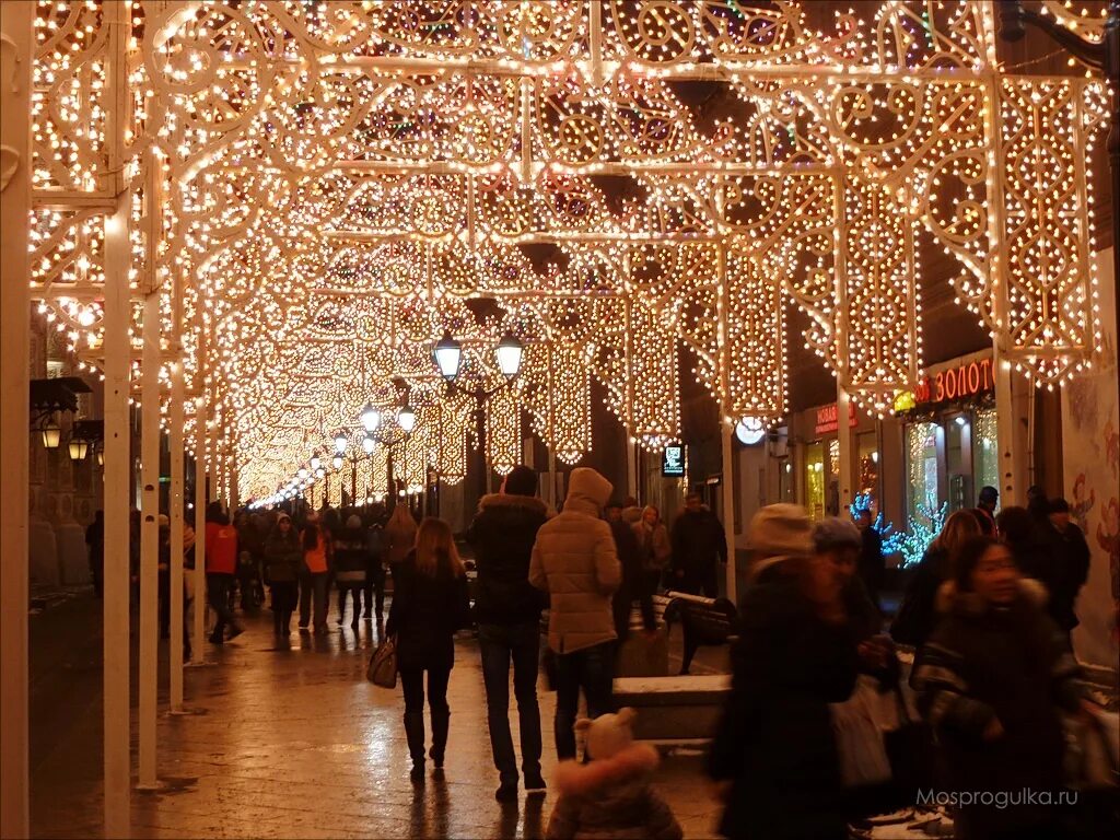 Якиманская набережная метро. Ул московская свет. Вечерний город. Светодиоды кострома пятницкая. Освещение улиц.