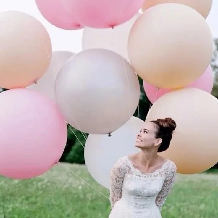 Большие шары видео. Фотосессия с шарами. Гигантские шары. Круглые шары. Большие шары на свадьбу.