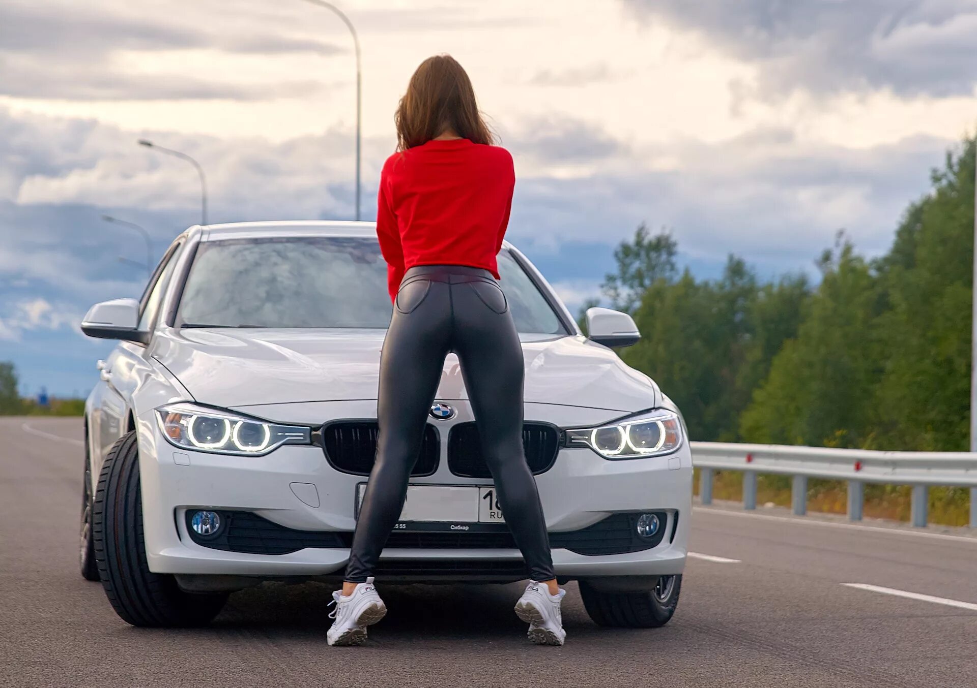BMW f30 девушка. БМВ 330. Включи спереди