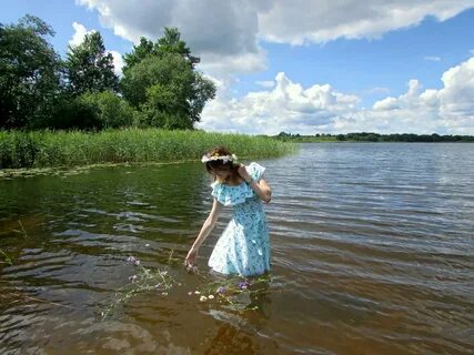 Видео женщины на реке
